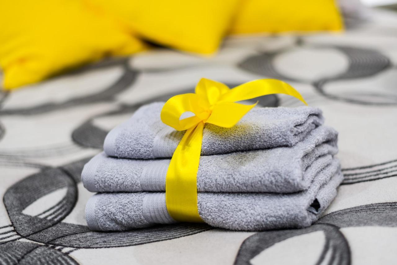 Black & Yellow Centrally Located Studio Novi Sad Exterior photo