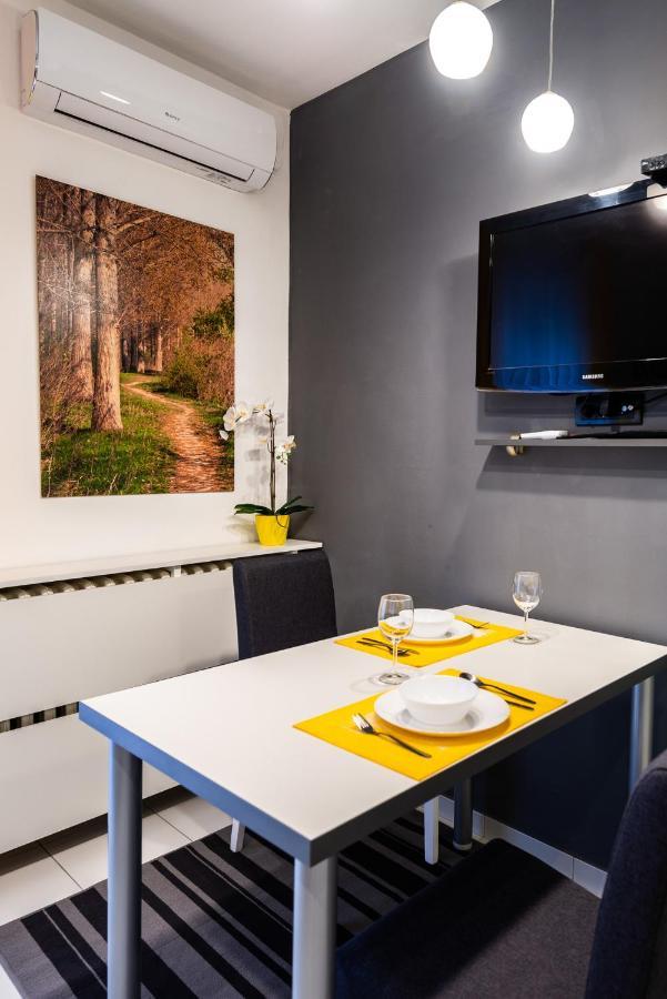 Black & Yellow Centrally Located Studio Novi Sad Exterior photo