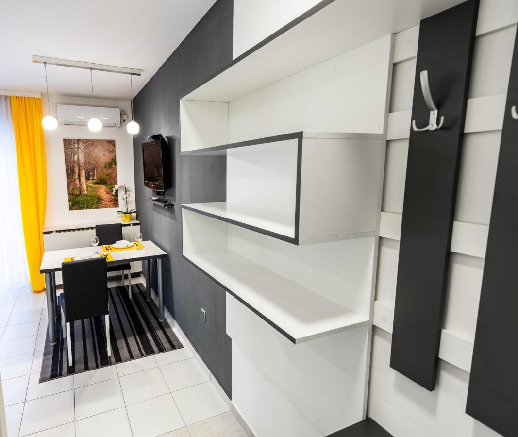 Black & Yellow Centrally Located Studio Novi Sad Exterior photo